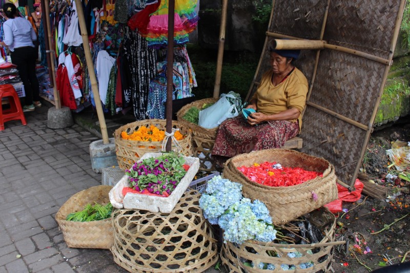 Продают цветы и лепестки