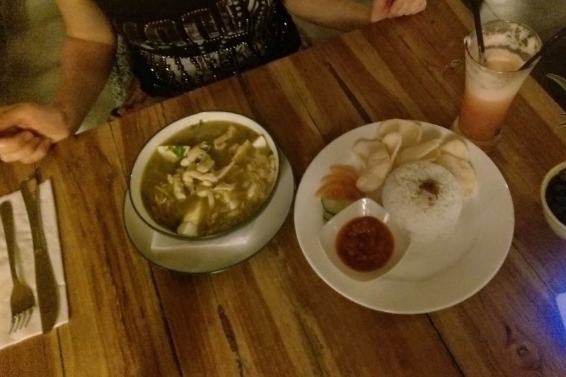 Сато аям - куриный суп с макаронами и рисом