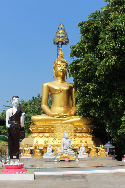 Вход в Wat Manee Praison